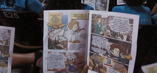 Foto da Cartilha em quadrinhos Conhecendo Beethoven nas mãos de um aluno