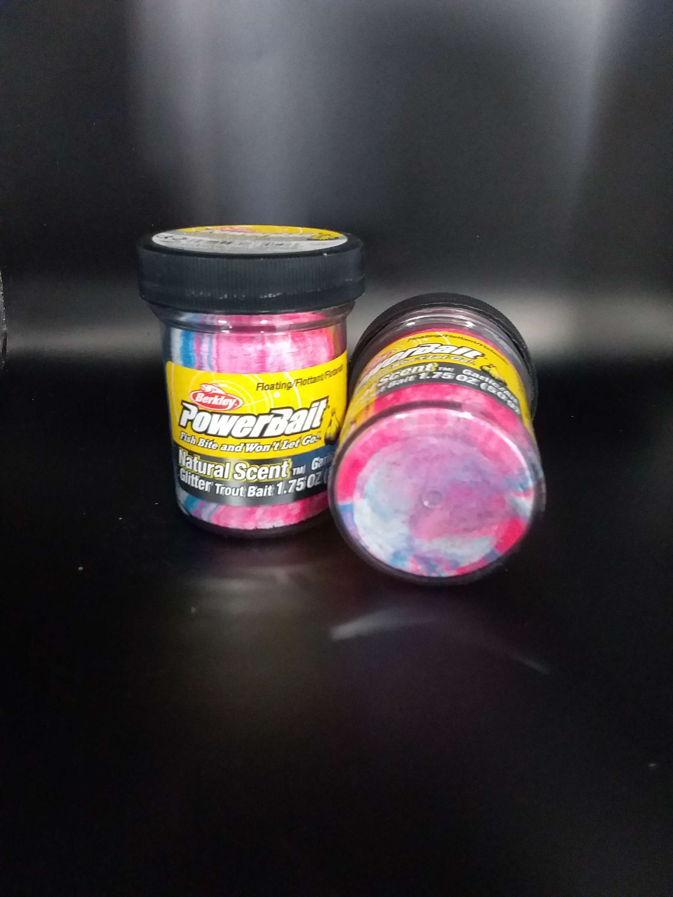 rosa-blau-weiß gemischter Angelteig im Glas