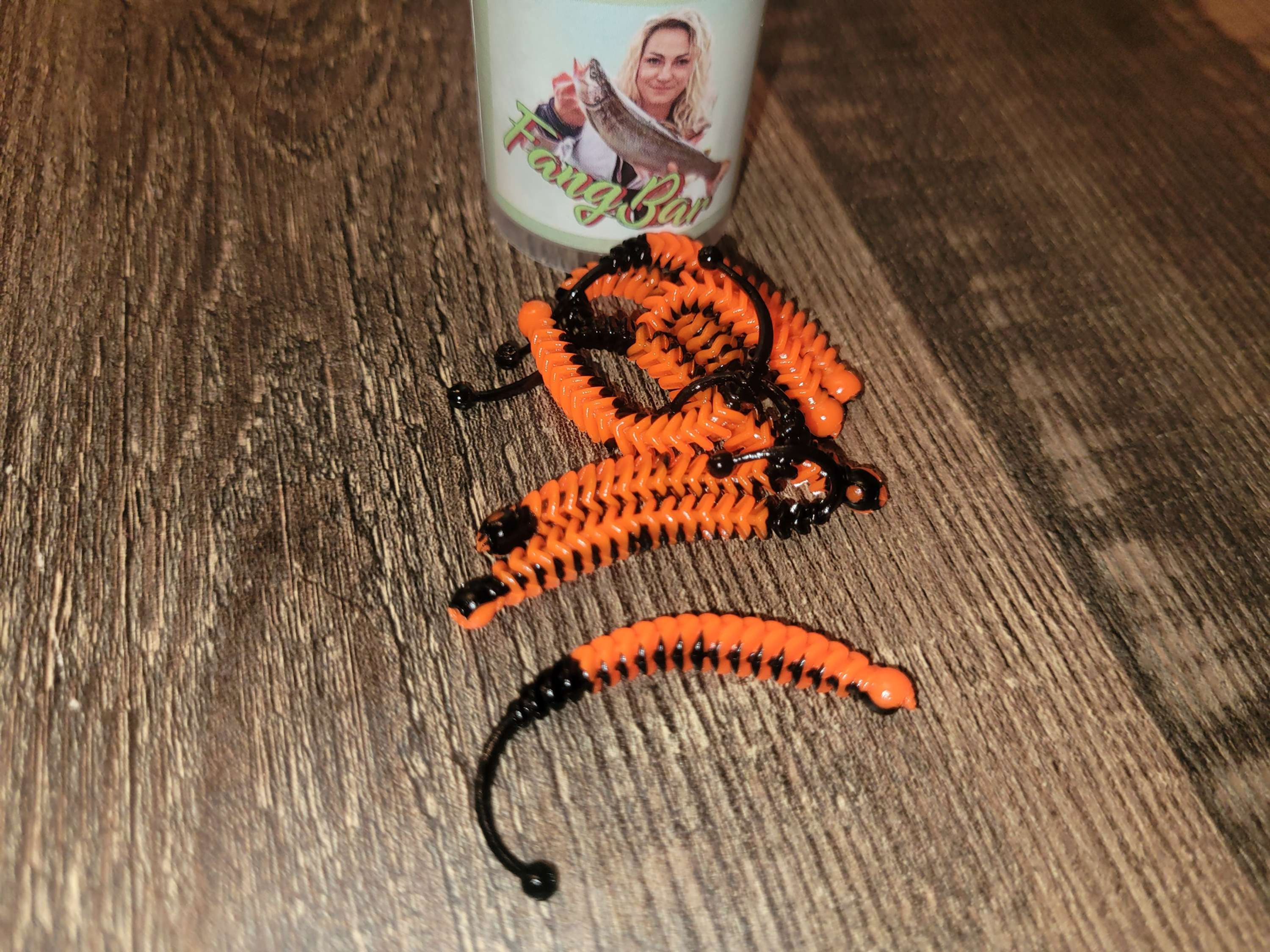 Gummiköder in geriffelter Optik  orange- schwarz