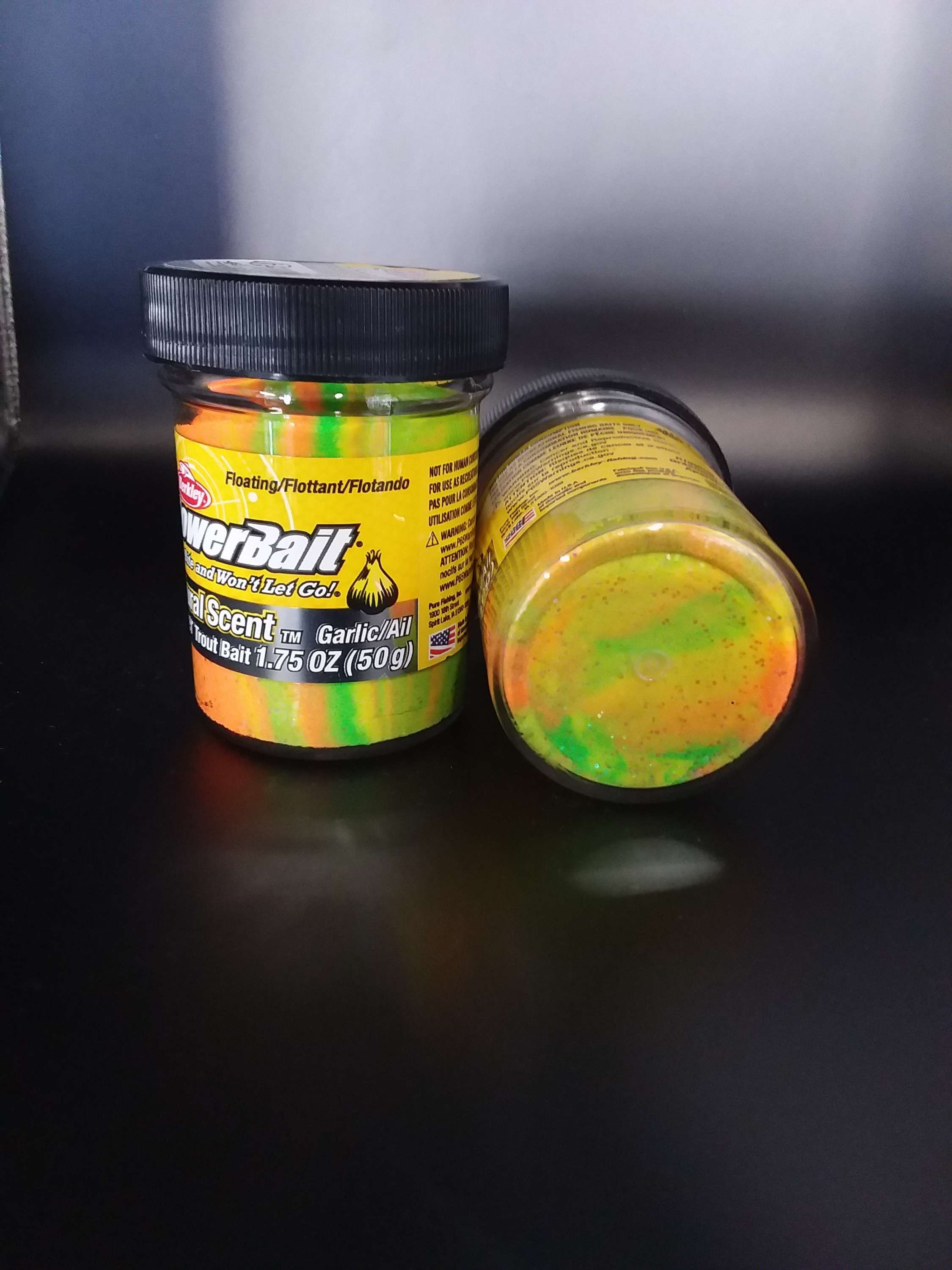 Berkley PowerBait Teig in Rainbow Knoblauch:  farbenfroher Angelteig mit Intensiven Knoblaucharoma 