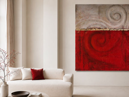 Abstrakte rote Kunst im modernen Interior mit geschwungener Form und starker Raumwirkung