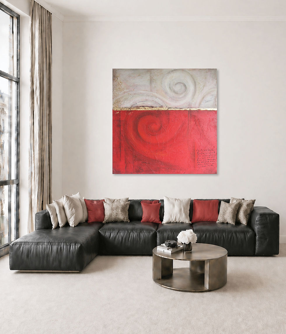 Abstrakte rote Kunst im Interior mit schwarzem Sofa und heller Wand