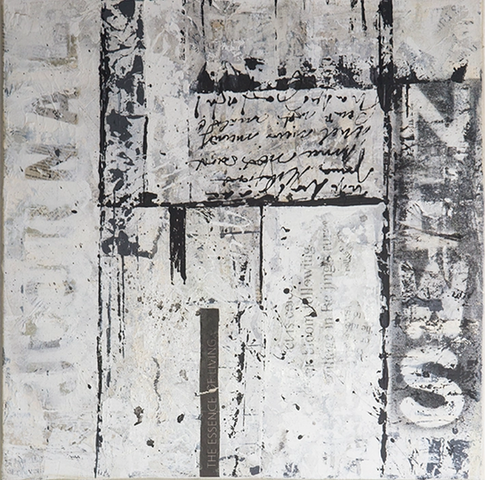 Abstraktes Bild in Schwarz, Weiß und Grau mit fragmentierten Schriftzeichen.