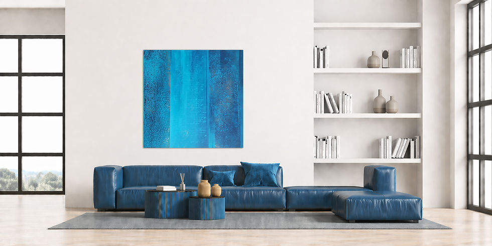 Wohnzimmer mit blauem Sofa und mittelgroßem Kunstwerk, ausgewogene Proportion im Raum