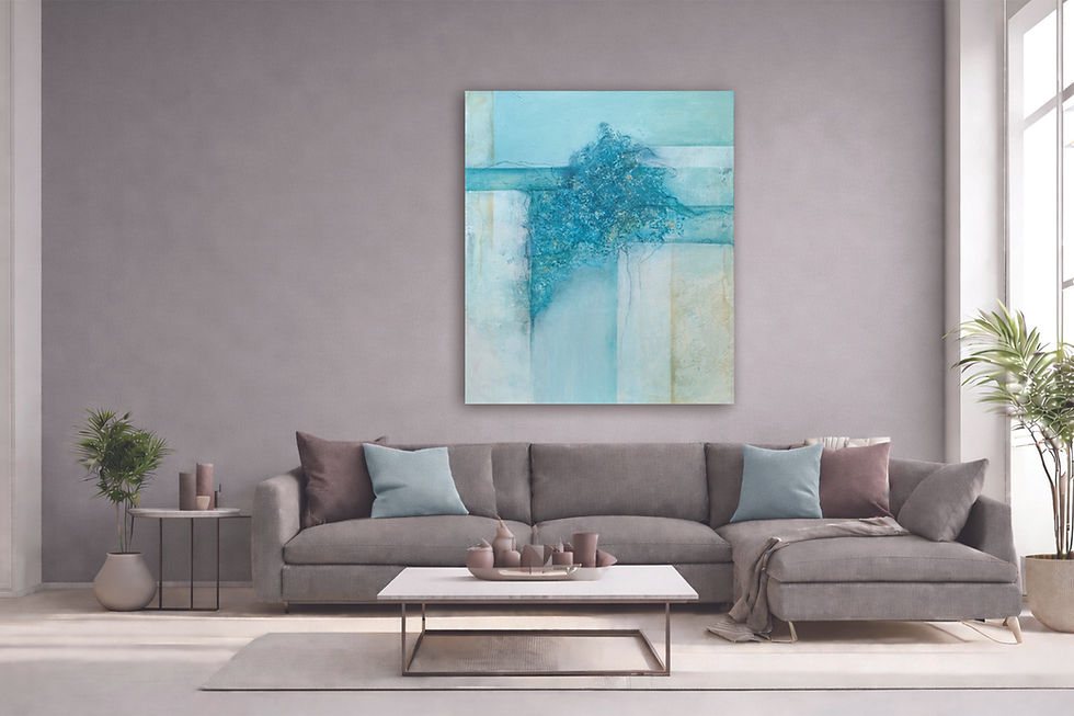 Wohnzimmer mit nougat-farbenem Sofa und abstraktem Kunstwerk in Türkis über dem Sofa