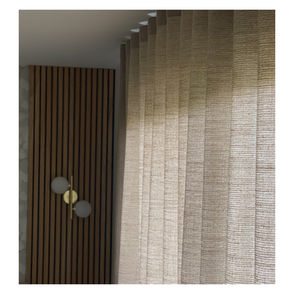 Confection du rideau XXL par la tapissière pour une chambre à l'ambiance très déco.
Ce tissu de l'éditeur Zimmer and Rohde est un entre deux, entre le voilage et un rideau 