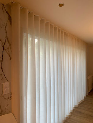 Confection sur mesure par l'atelier de ce grand voilage avec un voile de laine de chez Casamance