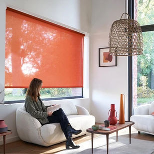 STORE ENROULEUR
Ce store est fabriqué sur mesure. Il existe dans de multiples tissus en transparent, tamisants ou occultants avec des finitions en accord avec votre décoration. Possibilité de l'installer au plafond, en mural, ou sur fenêtre