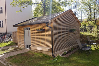 Bod til sykkel, barnevogner og avfallsbod. Her har vi gravd med gravemaskin, fraktet bort masser og fundamtert på en isolert matte. Oppført tilbygg etter tegning.