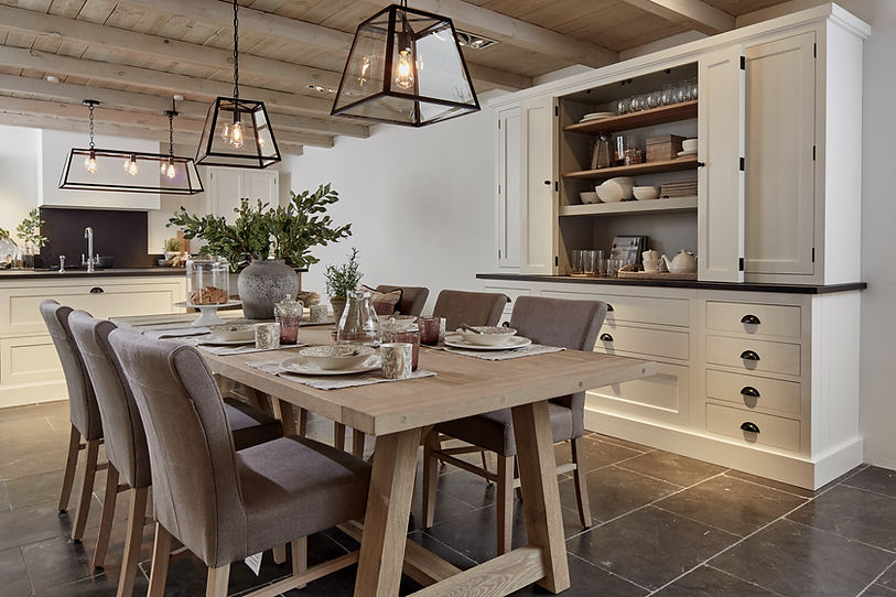 Neptune Küche mit Esstisch