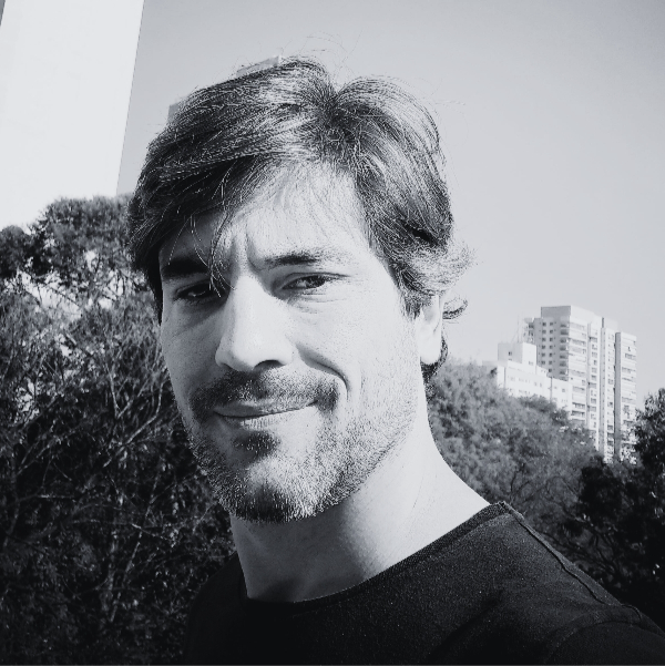 Foto de Igo Medici caminhando em São Paulo.