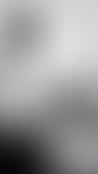 Homem olhando para o futuro com confiança após superar limitações financeiras.