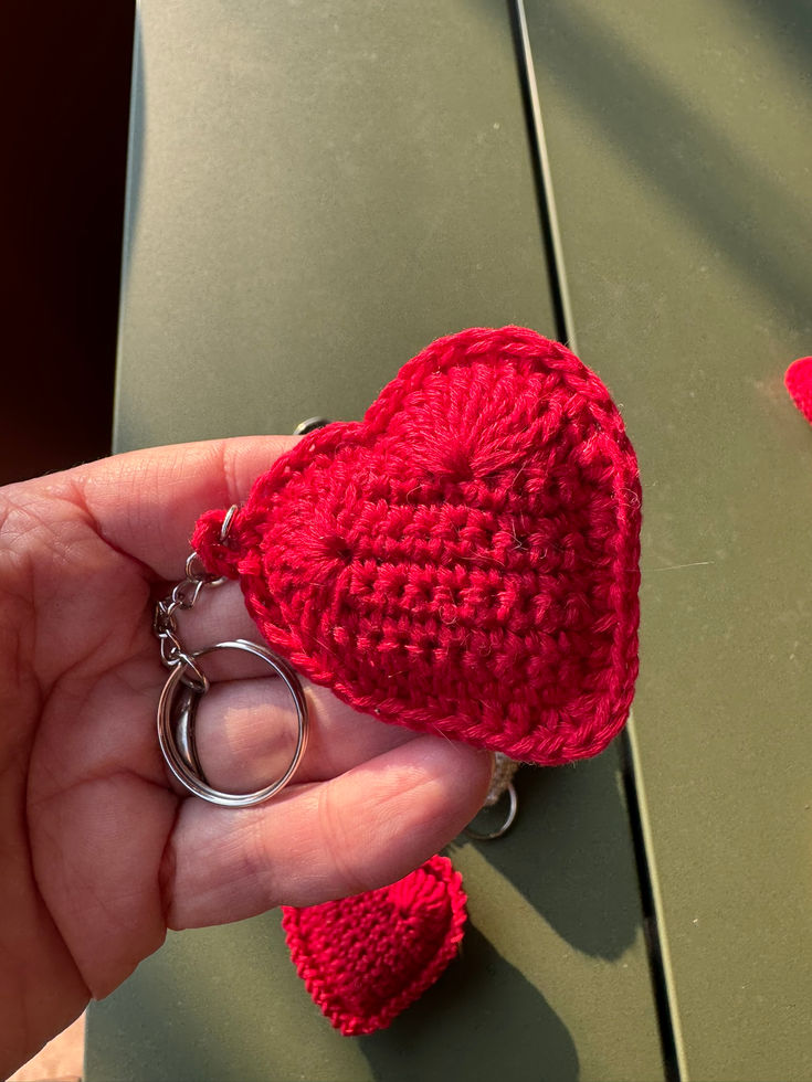 Portachiavi e porta essenza a cuore fatto ad uncinetto