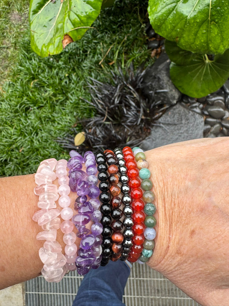 Braccialetti elastici di pietre diverse