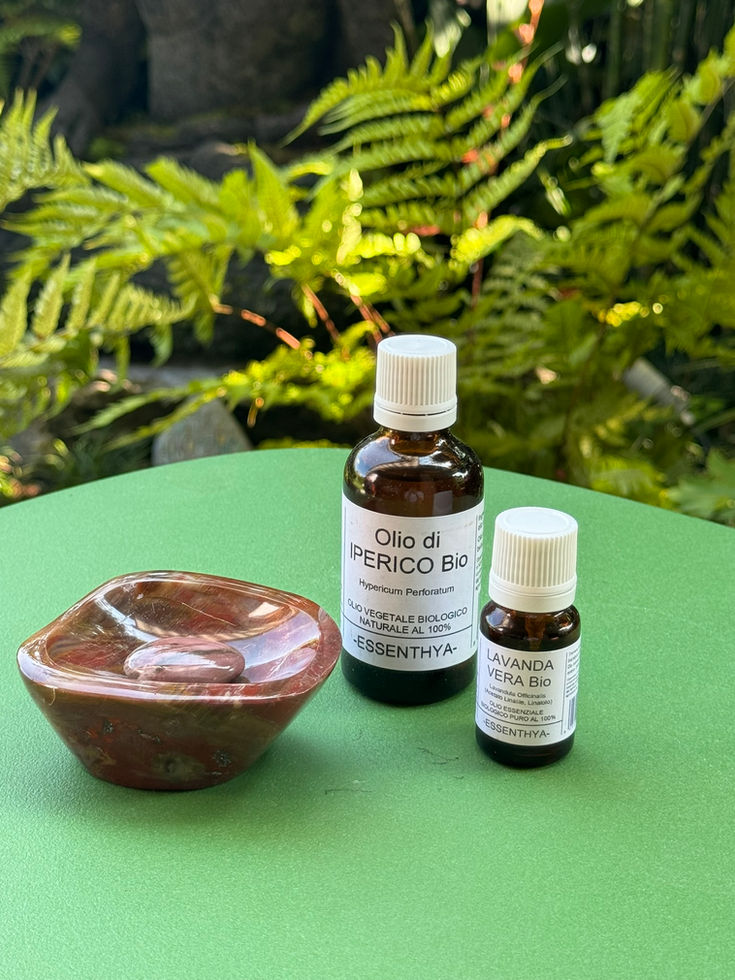Olio vegetale di iperico, olio essenziale di lavanda vera bio per scottature ed eritemi