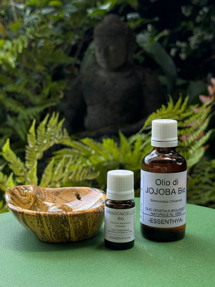 Olio essenziale di dragoncello, ciotola con pietra burattata e olio vegetale di jojoba