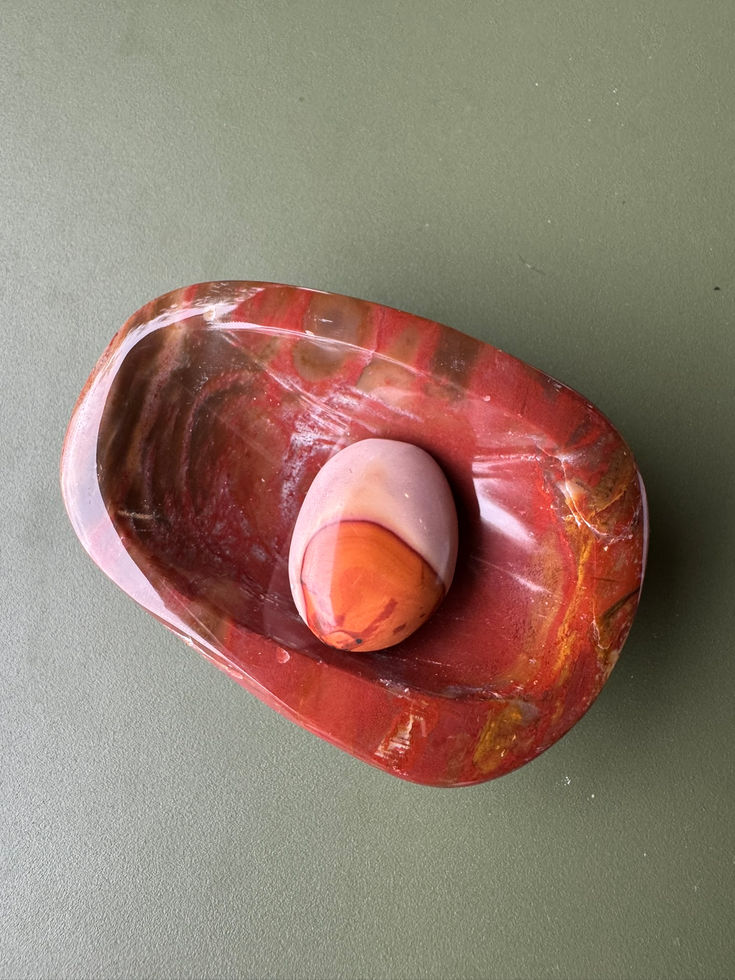 Ciotola di Diaspro Rosso con pietra burattata