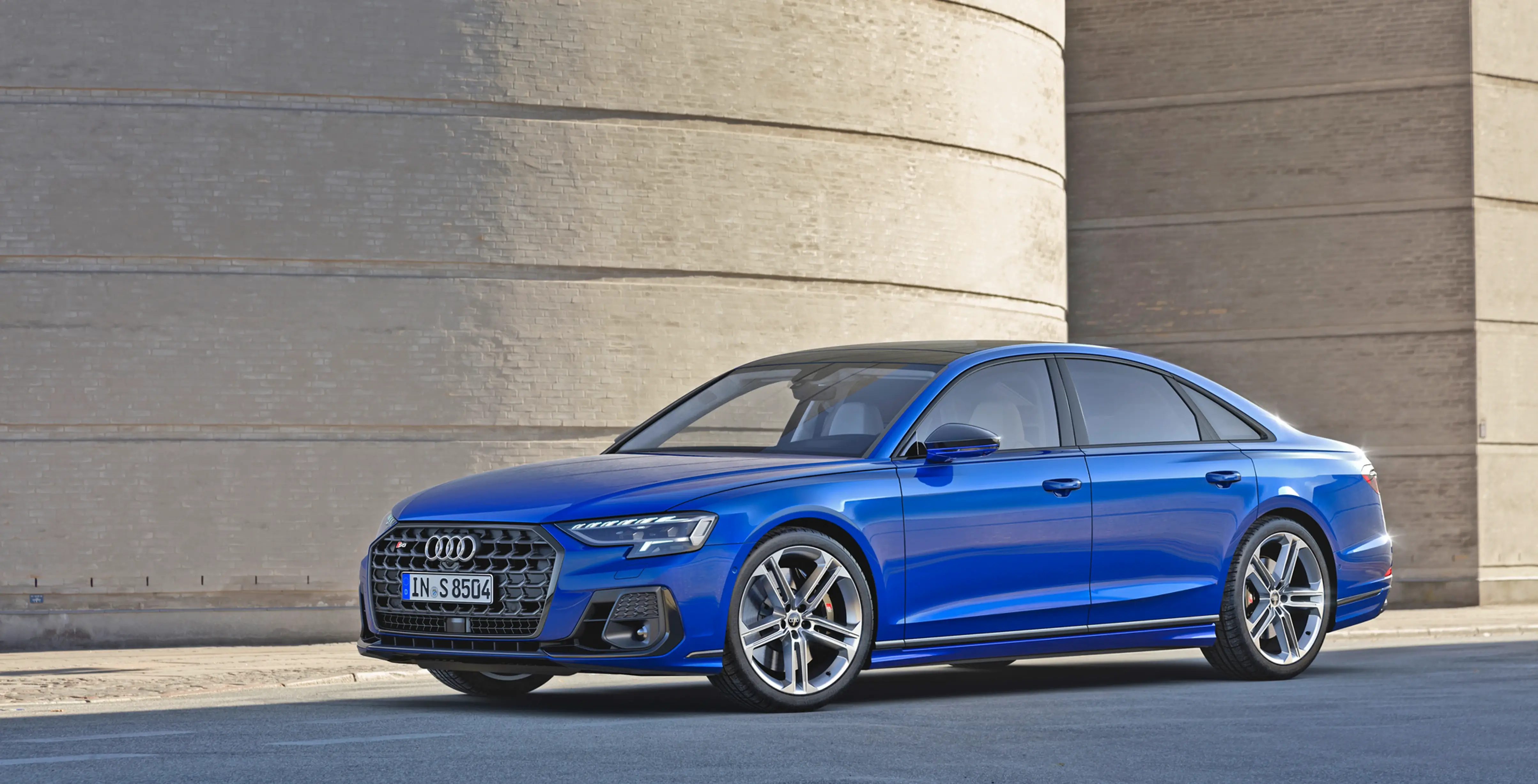 Audi Sprt S8 blauw voorzijde voor muur lage liggende foto.jpg.webp