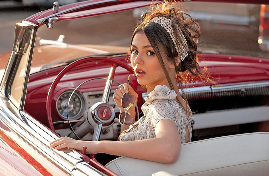 Girl-in-old-cabriolet-wallpaperBEWERKT.j