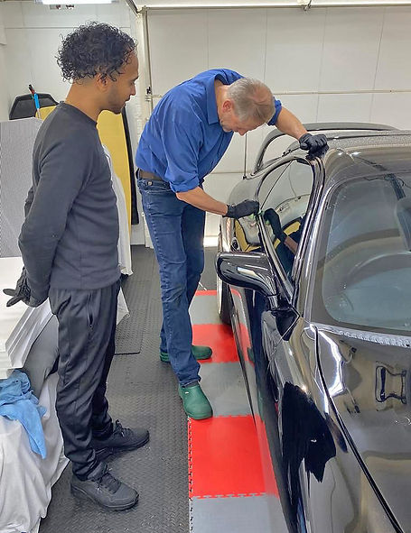 Wim en Bobby reinigen en voeden van de trims Toyota Supra  NIEUW.jpg