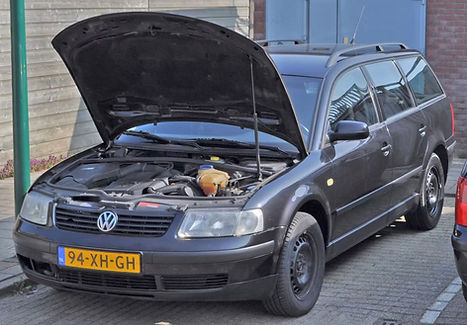 VW Passat voor het polijsten motorkap open.jpg