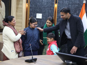 जिला प्रशासन की तत्परता: शिक्षा और ऋण मुक्ति के साथ परिवार को भविष्य की उम्मीद