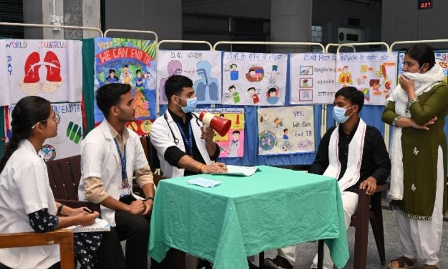 हिमालयन में छात्रों का जागरूकता अभियान, टीबी मरीजों के प्रति भेदभाव खत्म करने का संदेश