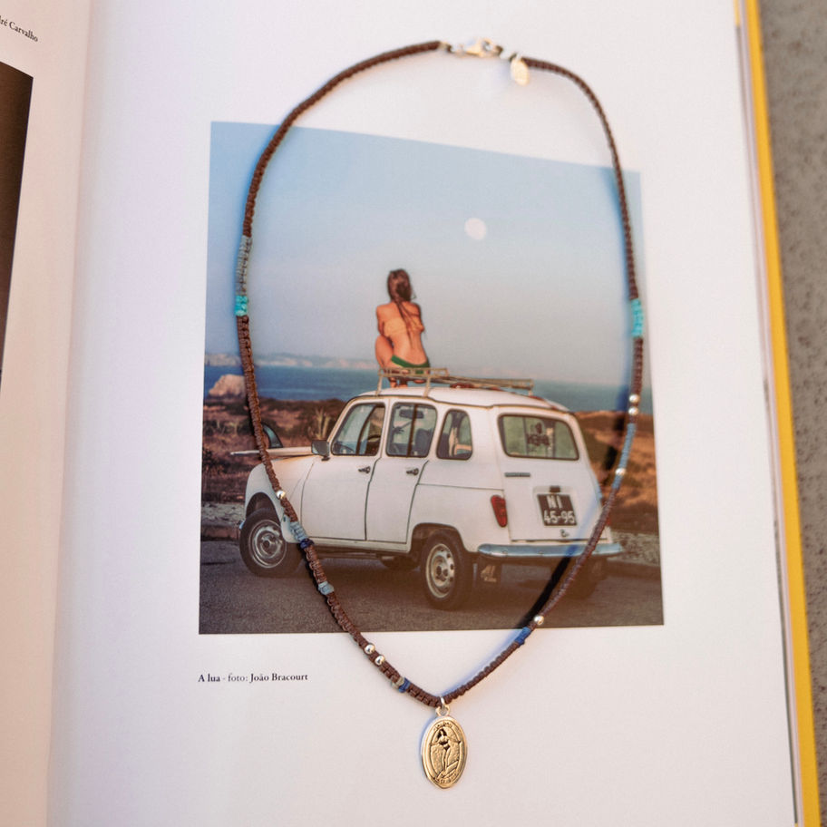 שרשרת סרוגה מקרמה חום נגיעות טורקיז עם תליון גולשת מאי דן