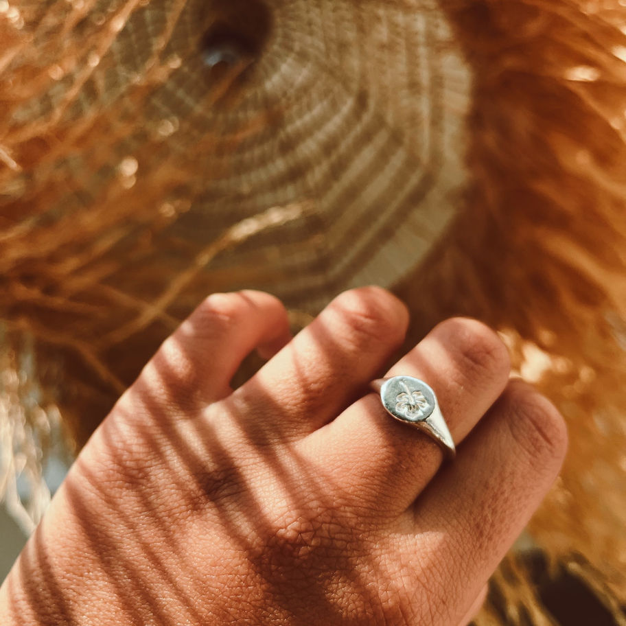 טבעת כסף היבסקוס