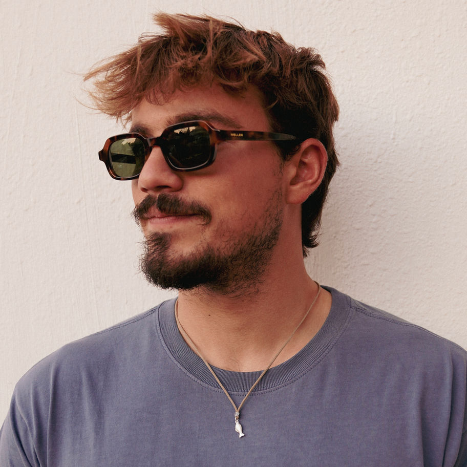 שרשרת חבל חום עם מקרמה כחול מעל התליון דג כסף לגבר