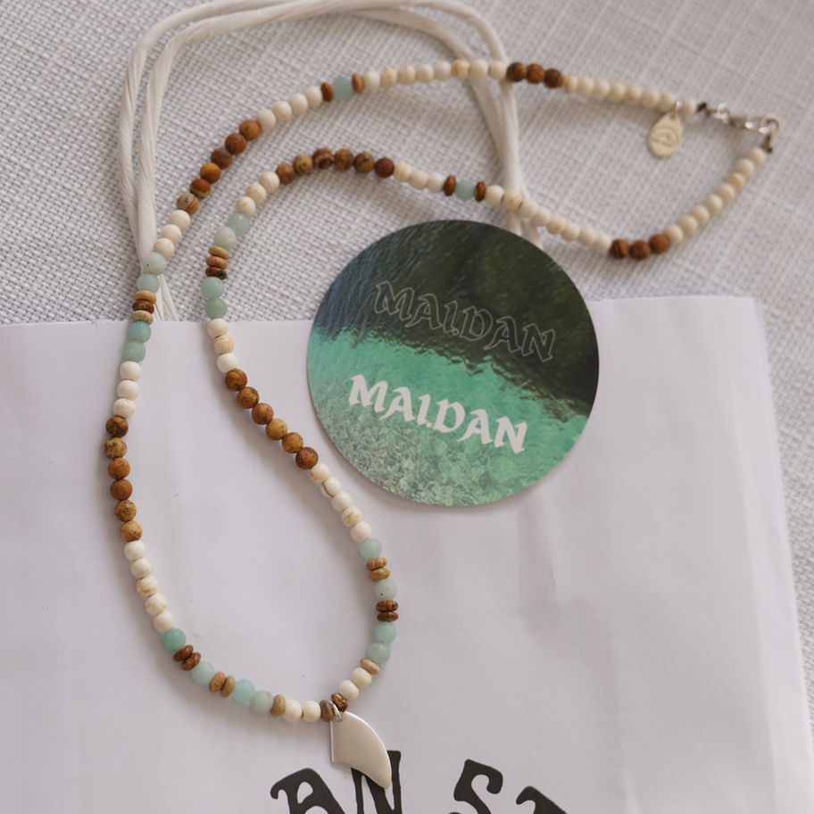 שרשרת אבני חן לגבר עם תליון חרב גלשן