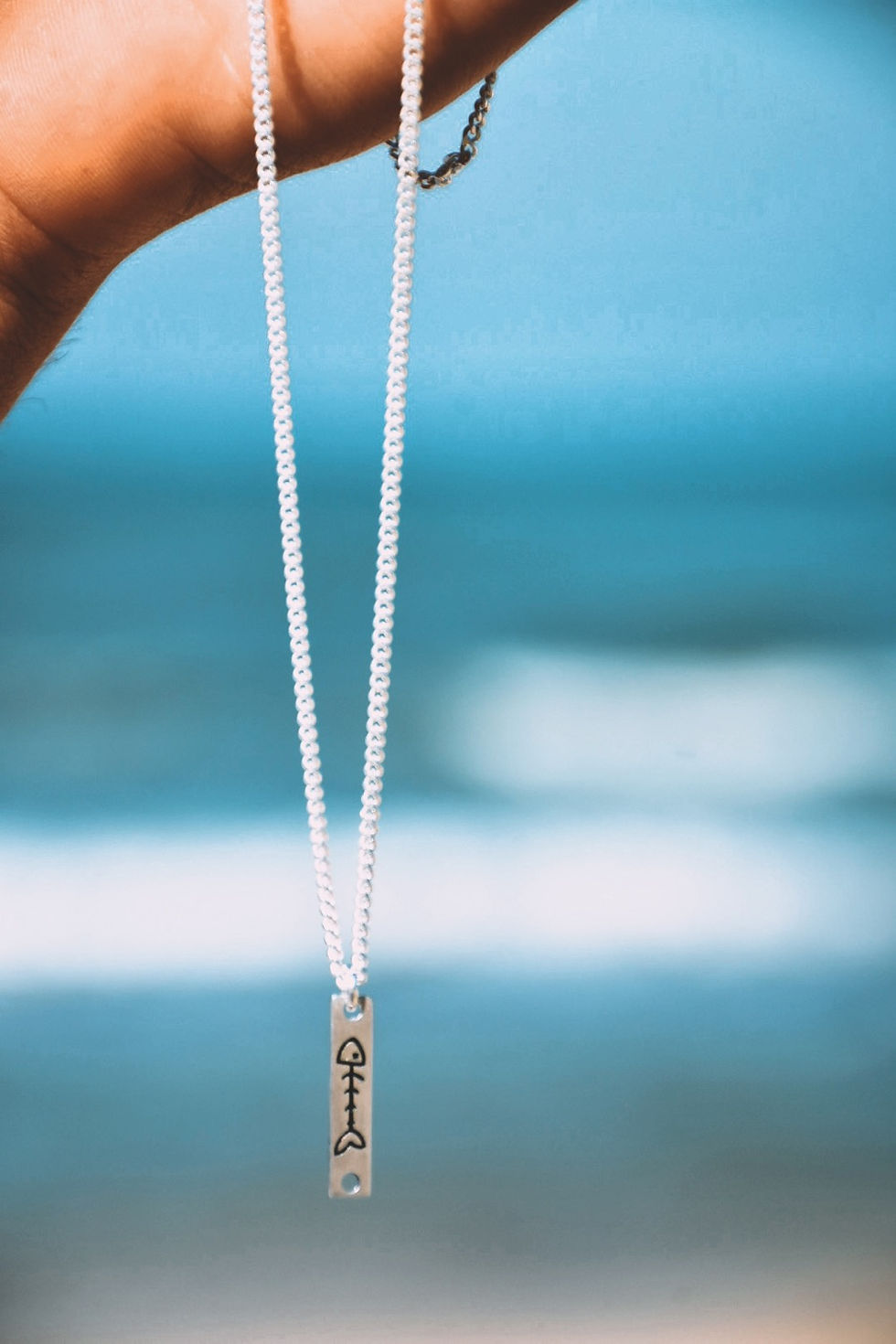 שררת גורמט כסף עם תליון מלבן ודג חרוט