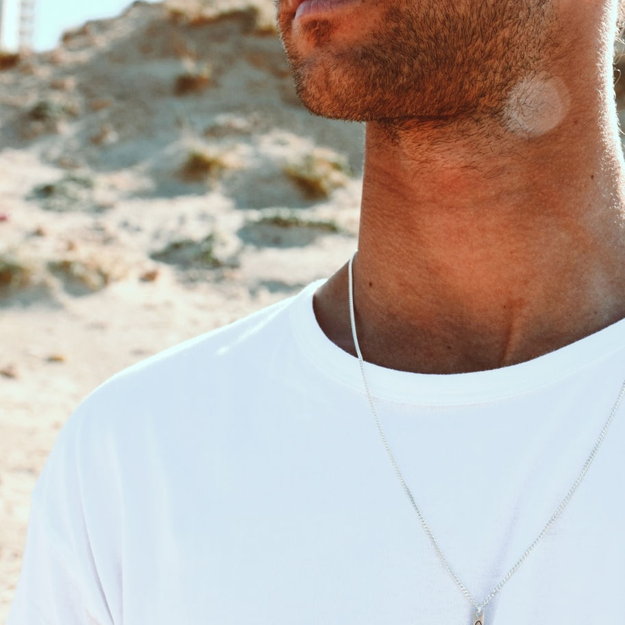 שררת גורמט כסף עם תליון מלבן ודג חרוט