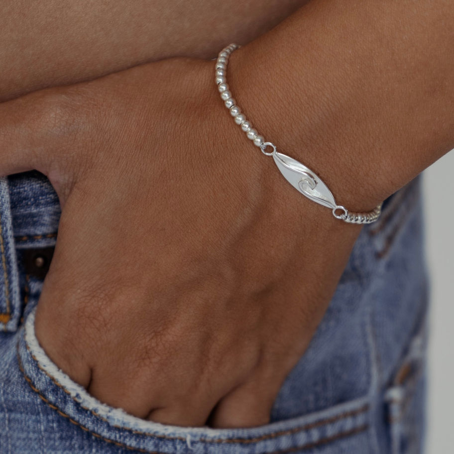 צמיד חרוזי כסף תליון גל