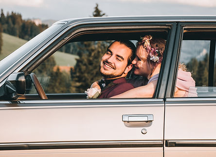 Hochzeit Auto Umarmung