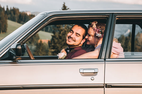 Brautpaar Umarmung im Auto