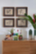 Consultoria de Interiores Online - Casa Espelho Aparador decorado com obras de arte, objetos afetivos e curadoria de decoração.