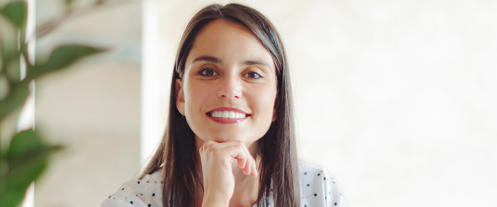 Mujer que trabaja en la oficina moderna
