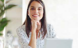 Mujer que trabaja en la oficina moderna