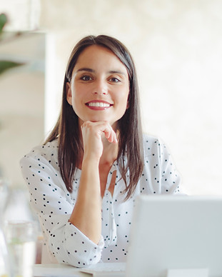 Femme travaillant dans un bureau moderne