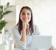 Femme travaillant dans un bureau moderne
