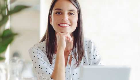 Mujer que trabaja en la oficina moderna