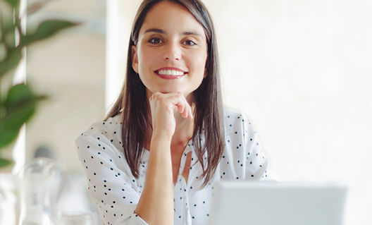 Mujer que trabaja en la oficina moderna