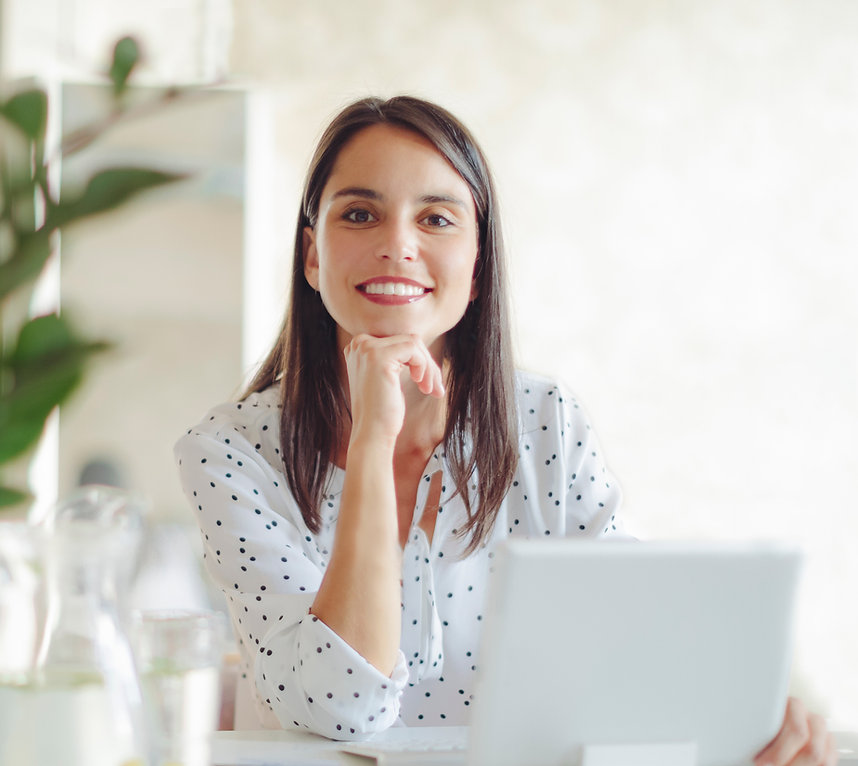 Mujer que trabaja en la oficina moderna