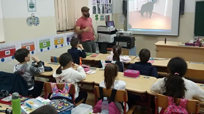 Cătălin Cornea susține o activitate educațională despre câini în fața unei clase de copii - website Cătălin Cornea psiholog canin