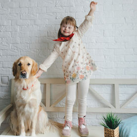 Fetiță cu sindrom Down alături de un golden retriever, în cadrul unui program 1 la 1 de asistență prin câini - proiect social Cătălin Cornea - website Cătălin Cornea psiholog canin