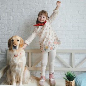 Fetiță cu sindrom Down alături de un golden retriever, în cadrul unui program 1 la 1 de asistență prin câini - proiect social Cătălin Cornea - website Cătălin Cornea psiholog canin