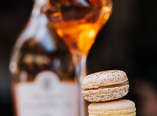 Atelier oenologique accords macarons et vins en entreprise