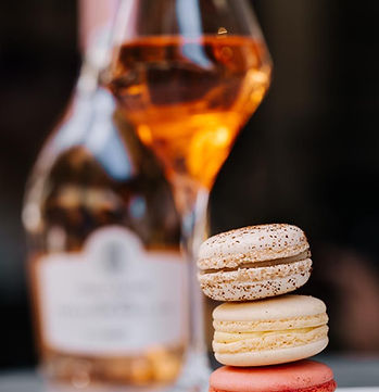Atelier oenologique accords macarons et vins en entreprise