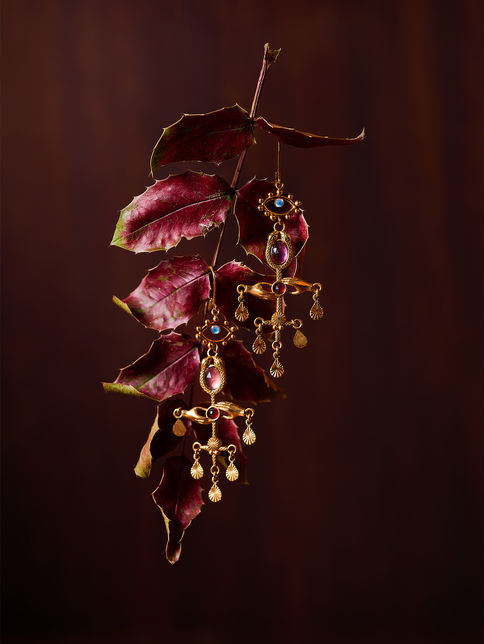 Photographie macro de haute joaillerie, bague sur feuille pourpre. Studio photo e-commerce luxe à Paris et Maisons-Laffitte, spécialiste gestion des reflets.